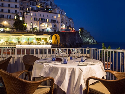 Outside dining at sunset at Ristorante Marina Grande.
