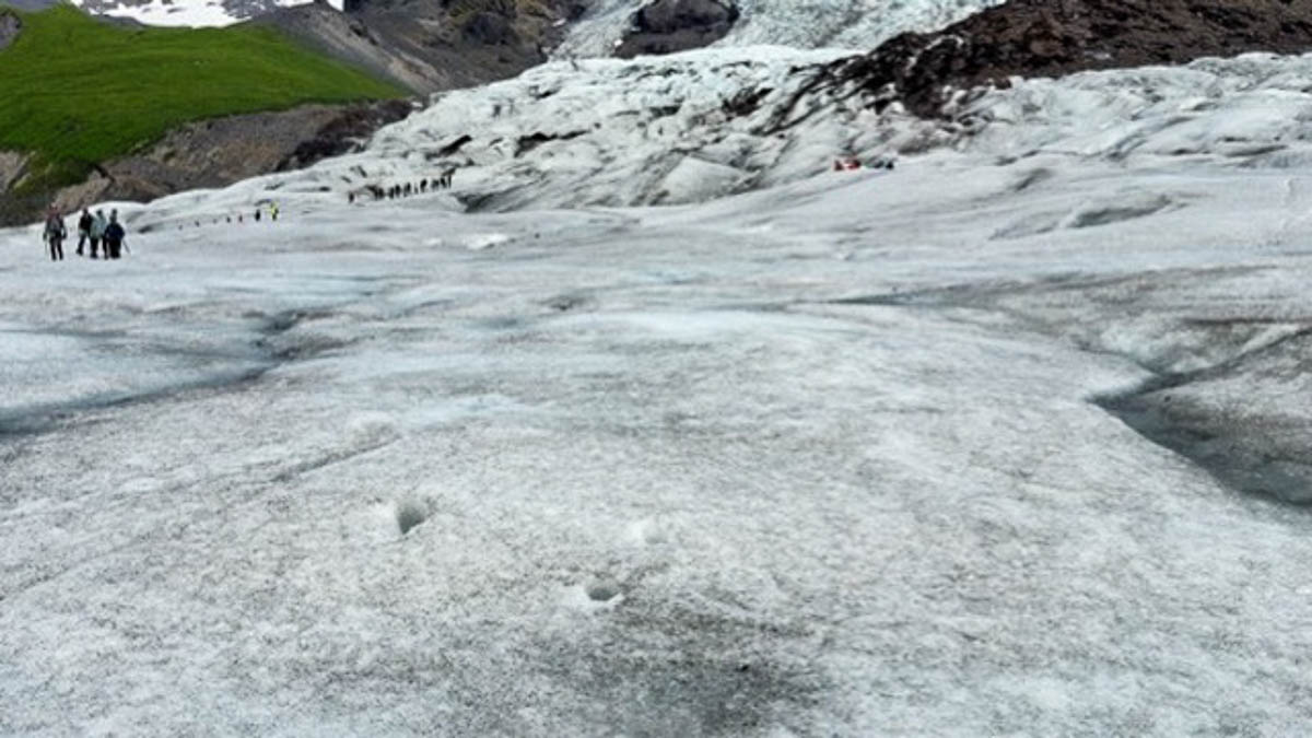 Hikers crossing the ice on Sólheimajökull glacier